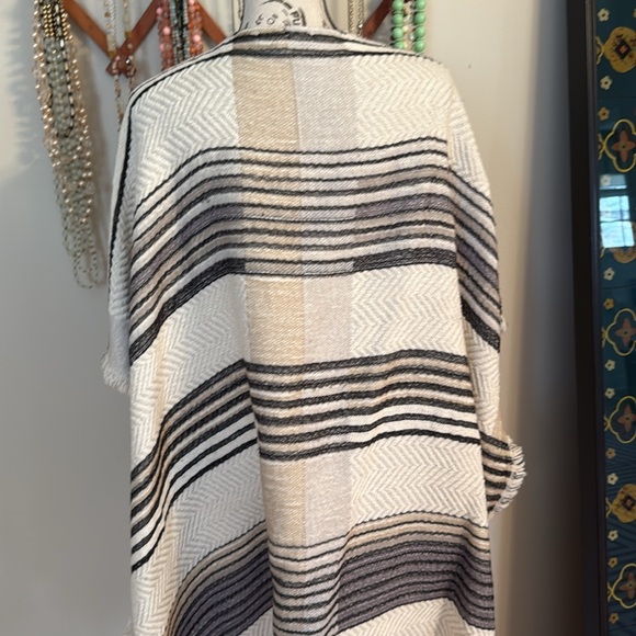 Michael Stars Shawl Poncho Wrap - Picture 3 of 10